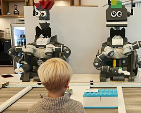 Nordmenn iler til restaurant for å bli servert av roboter